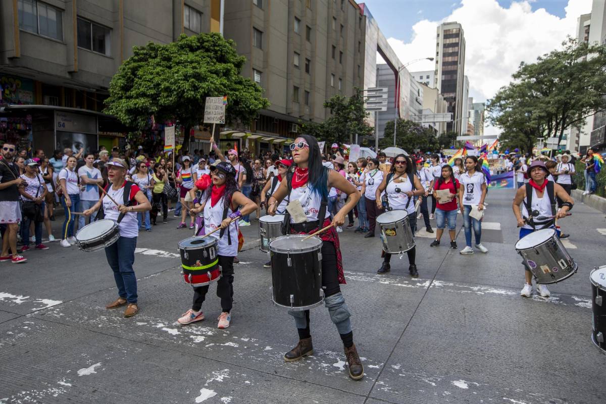 Bajo el sol de la tarde de Medellín, cientos de personas marcharon por las calles del Centro de la ciudad como parte de la reivindicación de los derechos LGTBI. FOTO JAIME PÉREZ