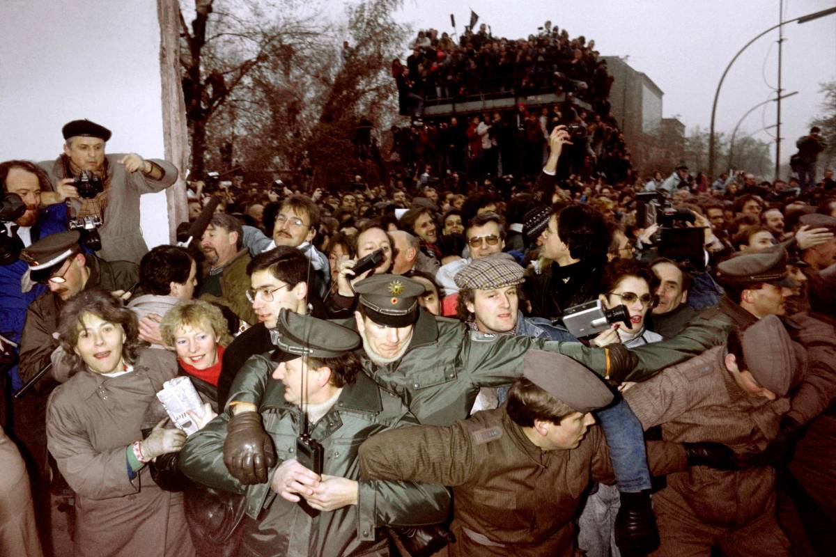 Policía de Alemania Oriental y Occidental contiene la multitud de berlineses orientales que fluye a través de la reciente apertura en el muro de Berlín, en la plaza Potsdamer. Foto de archivo tomada el 12 de noviembre de 1989. FOTO AFP