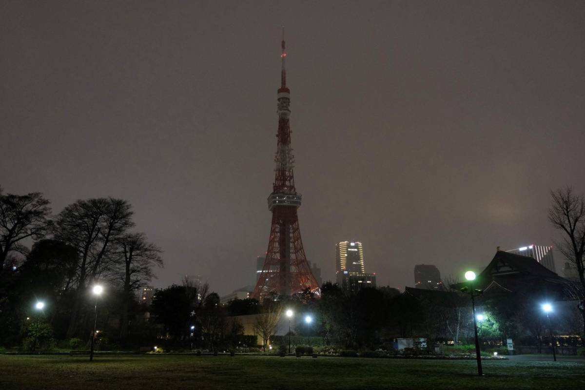 La Torre de Tokio, en Japón, apagó las luces. Foto: AFP