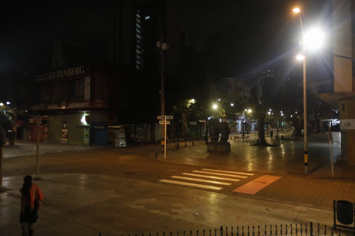 Así se veía esquina de Carabobo con Calibío anoche. Foto Camilo Suárez