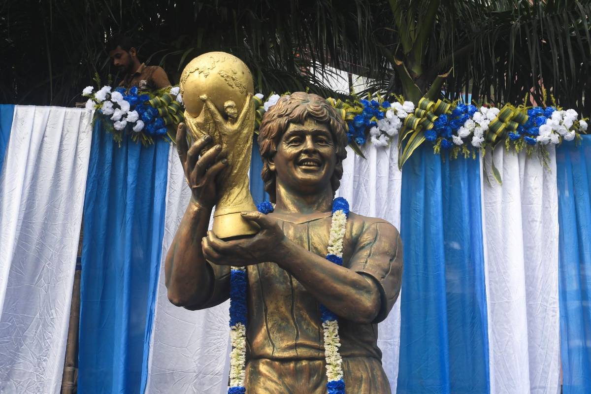 Por varias calles de Calcuta también se exhiben esculturas del campeón del Mundial de México 1986. FOTO AFP 
