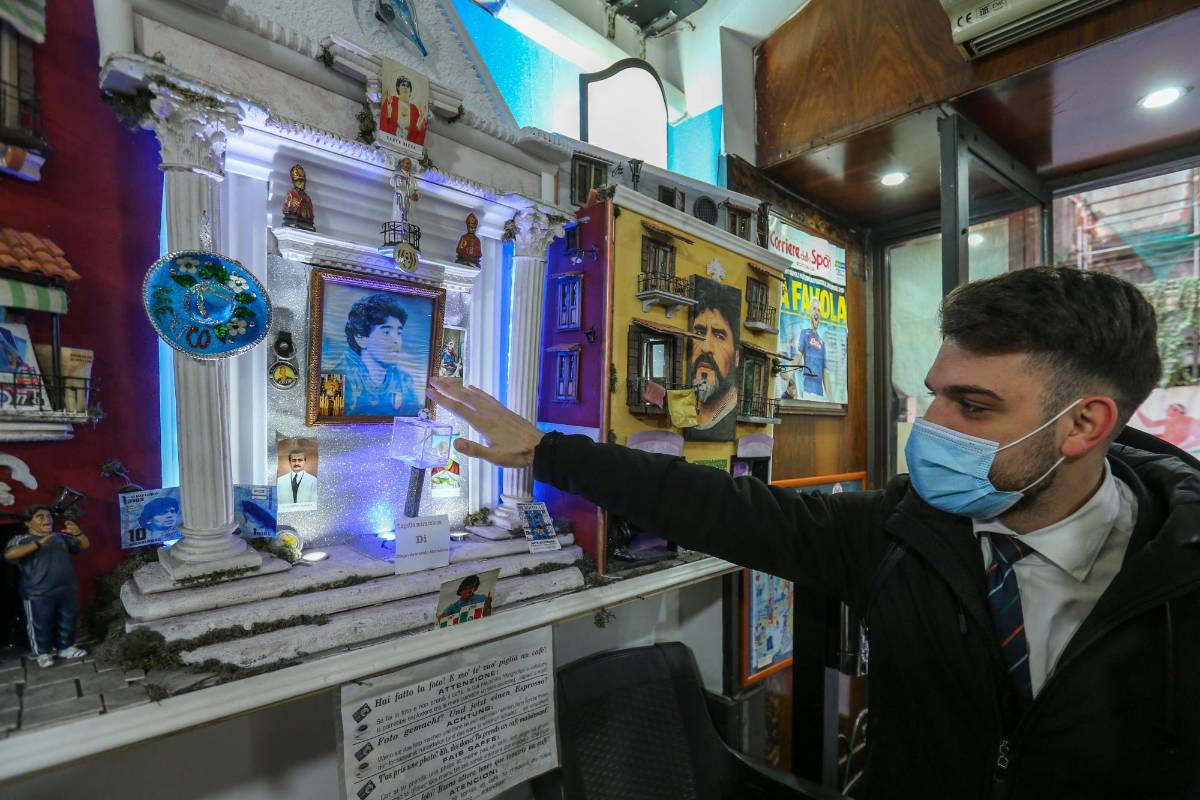 Cuadros y pinturas con el rostro de Maradona también reposan en restaurantes y cafés de Nápoles. AFP