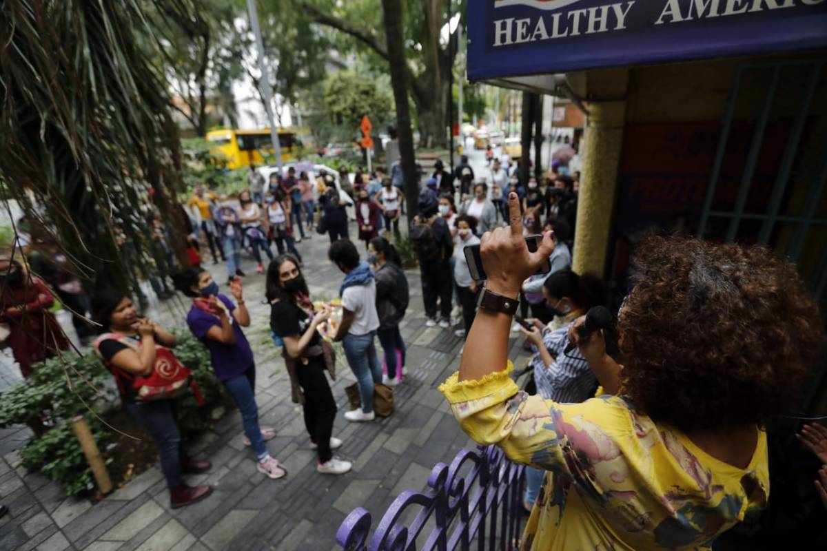 Varias personas rindieron un homenaje a la memoria de Daniela Quiñones y se manifestaron ante el caso de Luz Leidy Vanegas, quien ajusta seis meses desaparecida. FOTO CAMILO SUÁREZ