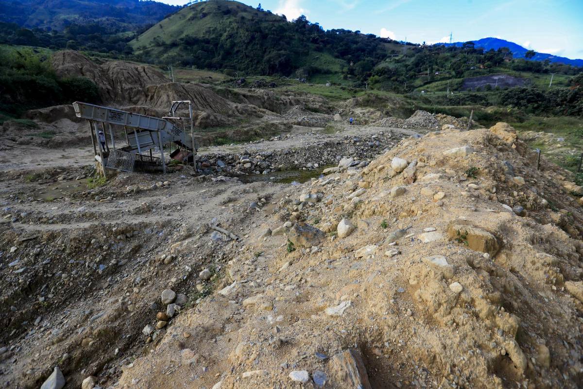 El paisaje, donde antes hubo árboles y yerba, es ahora un pequeño desierto, pedregoso con laguna artificial. FOTO. Jaime Pérez