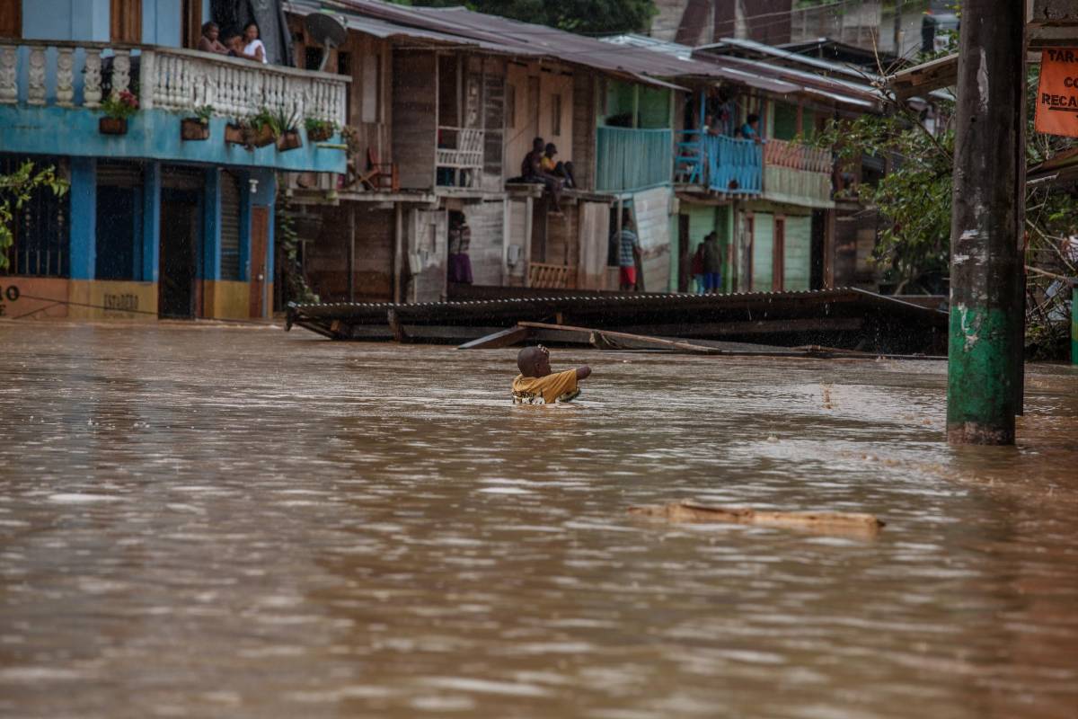 Las fuertes lluvias que se presentaron en la madrugada de este jueves tienen en emergencia a cuatro municipios de Chocó. Nuquí, Lloró (Foto), Bagadó y Cértegui han sufrido por la creciente de los ríos Andagueda y Atrato. Dos personas fallecidas, un centenar de desaparecidos y ocho viviendas destruidas son el saldo que entregan las autoridades. Foto: Murcy