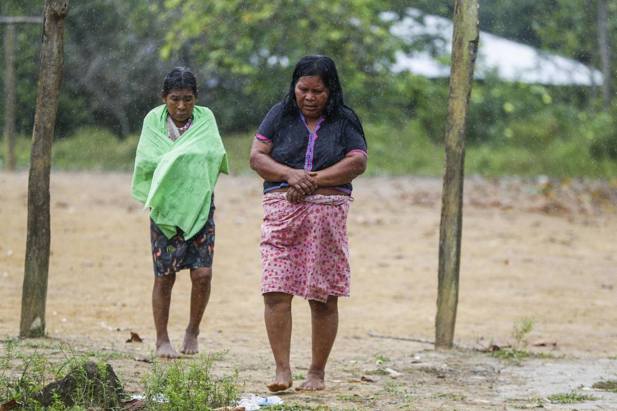 Los indígenas están entre la espada y la pared , anhelan recuperar la libertad de andar en el monte, sin que una mina les recuerde que esa selva dejó de ser su paraíso. Foto: Manuel Saldarriaga Quintero