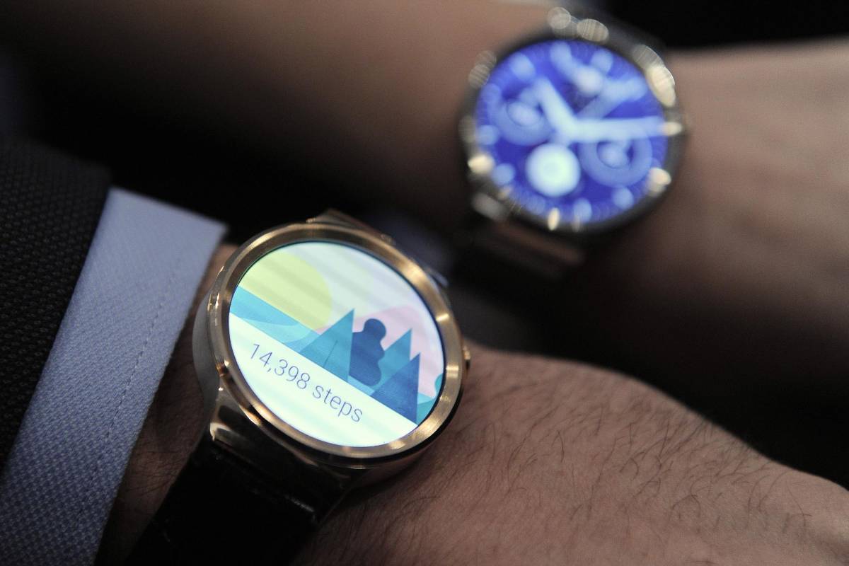 Los fabricantes de teléfonos tratarán de seducir a nuevos compradores con relojes conectados a internet, incluso más inteligentes y otros dispositivos inalámbricos. Este es el Huawei Watch. FOTO AFP