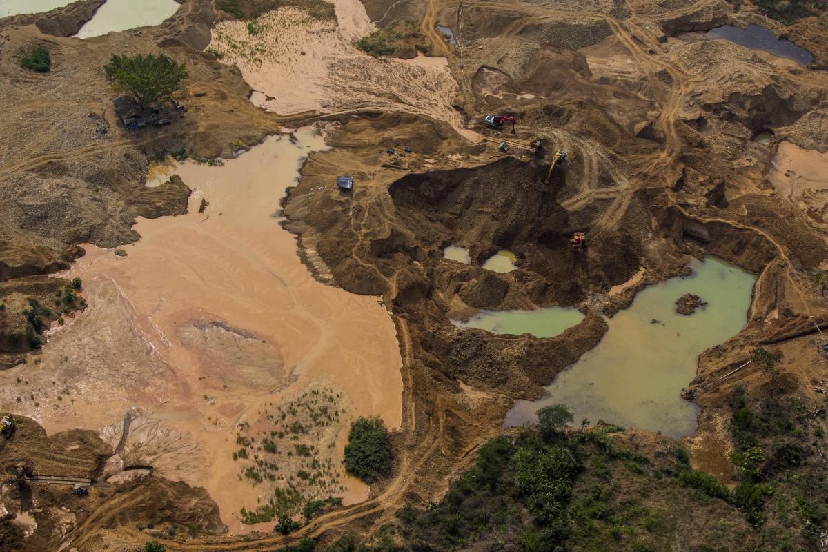 45 mil personas trabajan en estas explotaciones antioqueñas ubicadas en Caucasia, El Bagre, Tarazá y Cáceres, donde además hay 86 quemadores de oro y mercurio. Cinco empresas tienen título minero, pero el 80 % de las minas no están en procesos de formalización. Foto: Donaldo Zuluaga Velilla