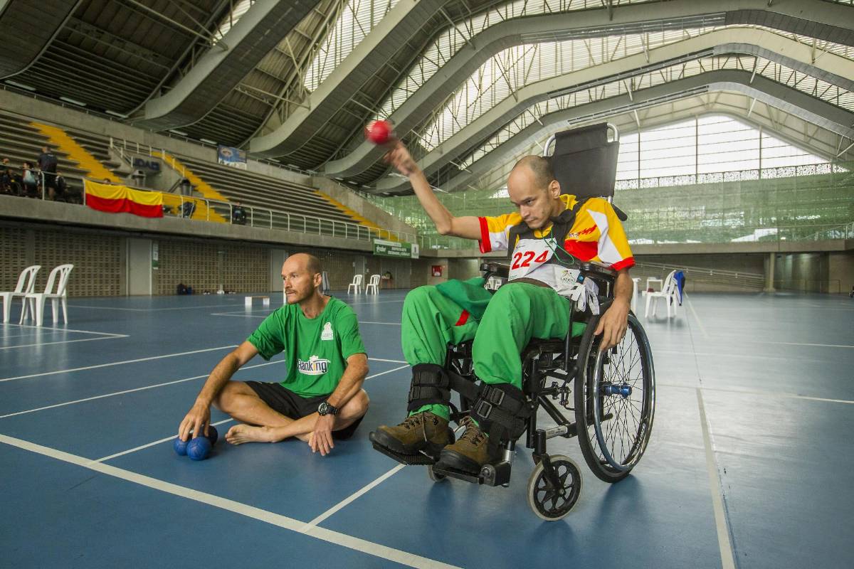 Hermanos Andrés Muñoz y Jorge Muñoz participantes en el Torneo de Boccia, deporte diseñado para personas con diversidad funcional Foto: Carlos Velásquez.
