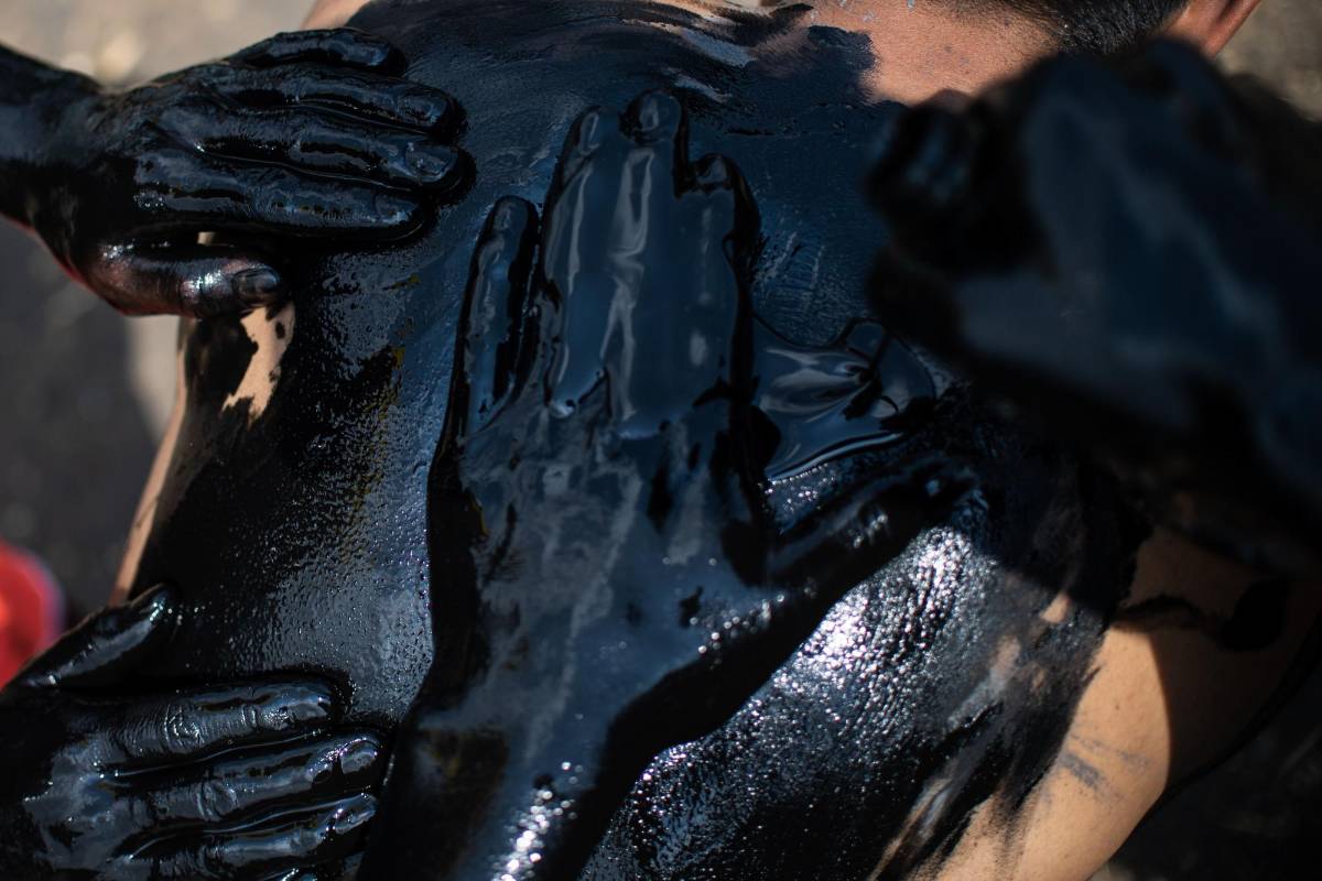 Los Jóvenes residentes de esta comunidad de Puebla, México, pintan sus cuerpos para desfilar y bailar en el carnaval tradicional de la ciudad. FOTO: AFP