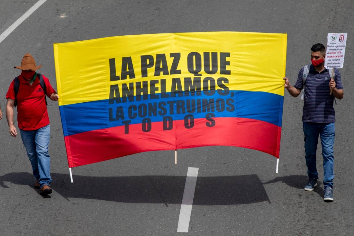 Las centrales obreras marcharon este jueves en Medellín en apoyo al paro Nacional, para reclamar al Gobierno el cumplimiento del pliego de peticiones formulado por el Comité Nacional de Paro. Foto: Edwin Bustamante.