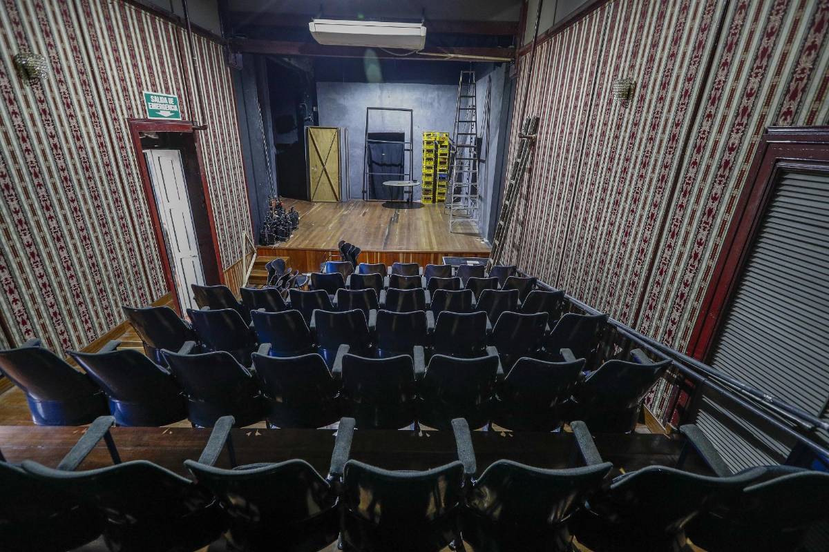 La crisis ronda a los teatros de Medellín debido a que aún no han podido brindar sus presentaciones artísticas. La pandemia afectó de forma contundente su cotidianidad y los espacios vacíos ahora son aprovechados por los mismos artistas para reacomodar y hacer mantenimiento al lugar. Siguen a la espera de recomenzar la función porque el show debe continuar. Foto Manuel Saldarriaga Quintero.