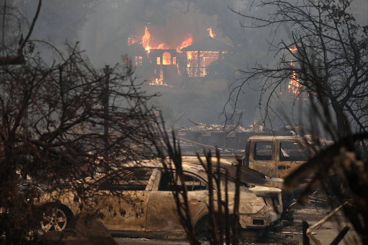 La destrucción de los incendios ha sorprendido a las autoridades, ya que en apenas unas horas el viento ha extendido las llamas por miles de hectáreas. FOTO EFE