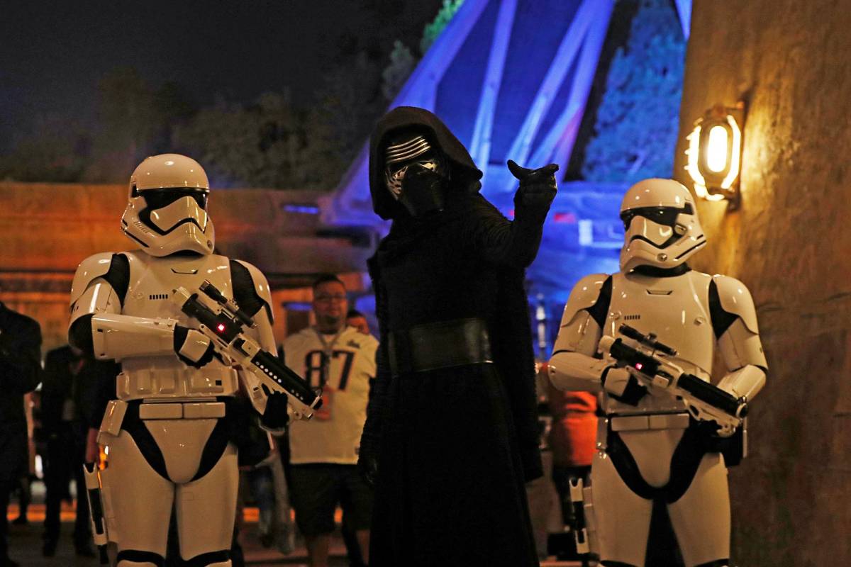 Las tropas de asalto y Kylo Ren están presentes en esta atracción. FOTO Reuters