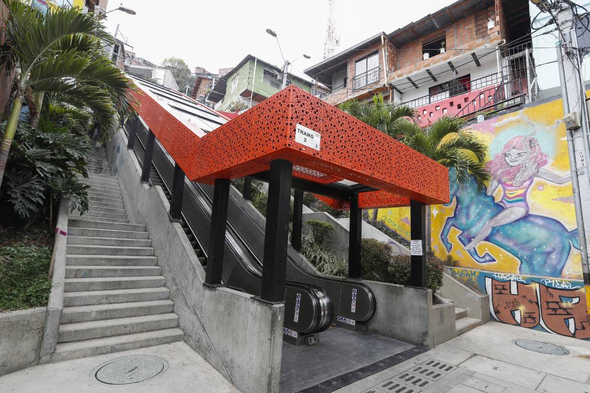 En el barrio La Independencia, de Medellín, donde están las escaleras eléctricas y se realiza el grafiti tour, la gente se resguarda cumplidamente ante el coronavirus y espera el día en que puedan atender de nuevo a los turistas. FOTO MANUEL SALDARRIAGA