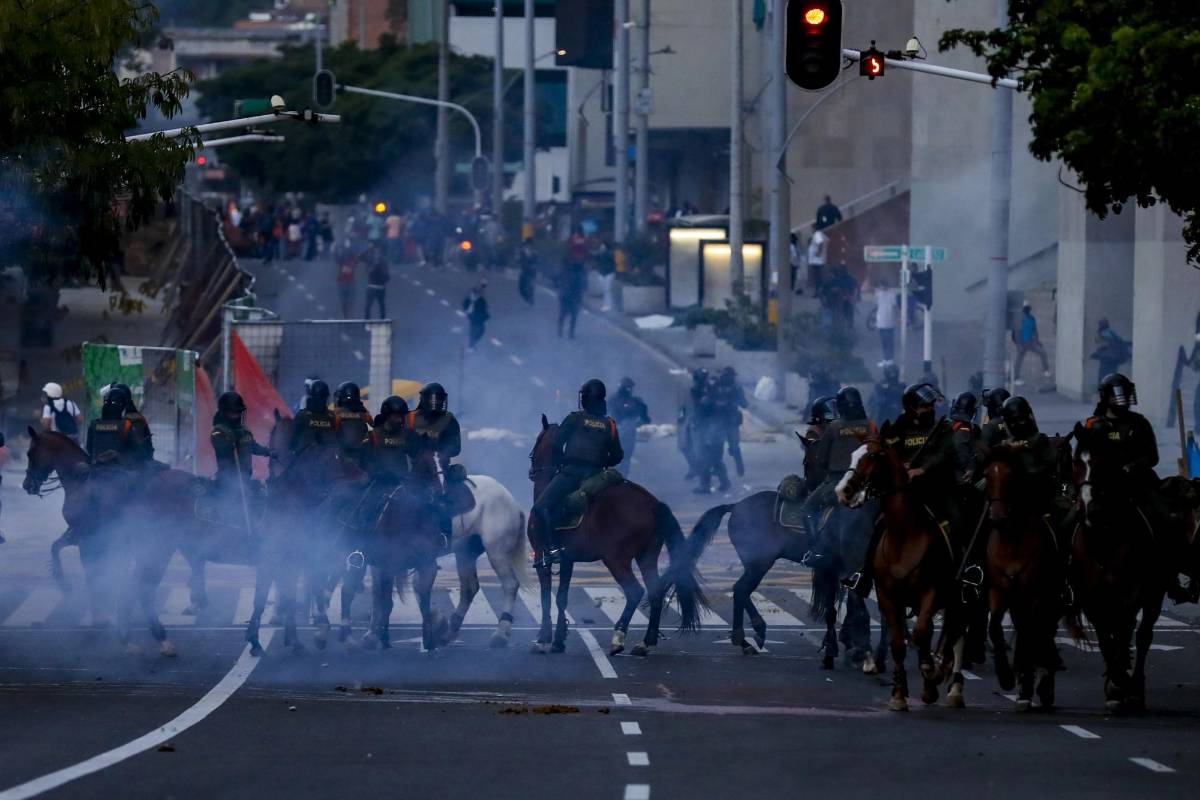 Manifestantes en Medellín marcharon por las calles para rechazar los abusos de la Fuerza Pública. Hubo enfrentamientos y actos vandálicos. FOTO: Jaime Pérez