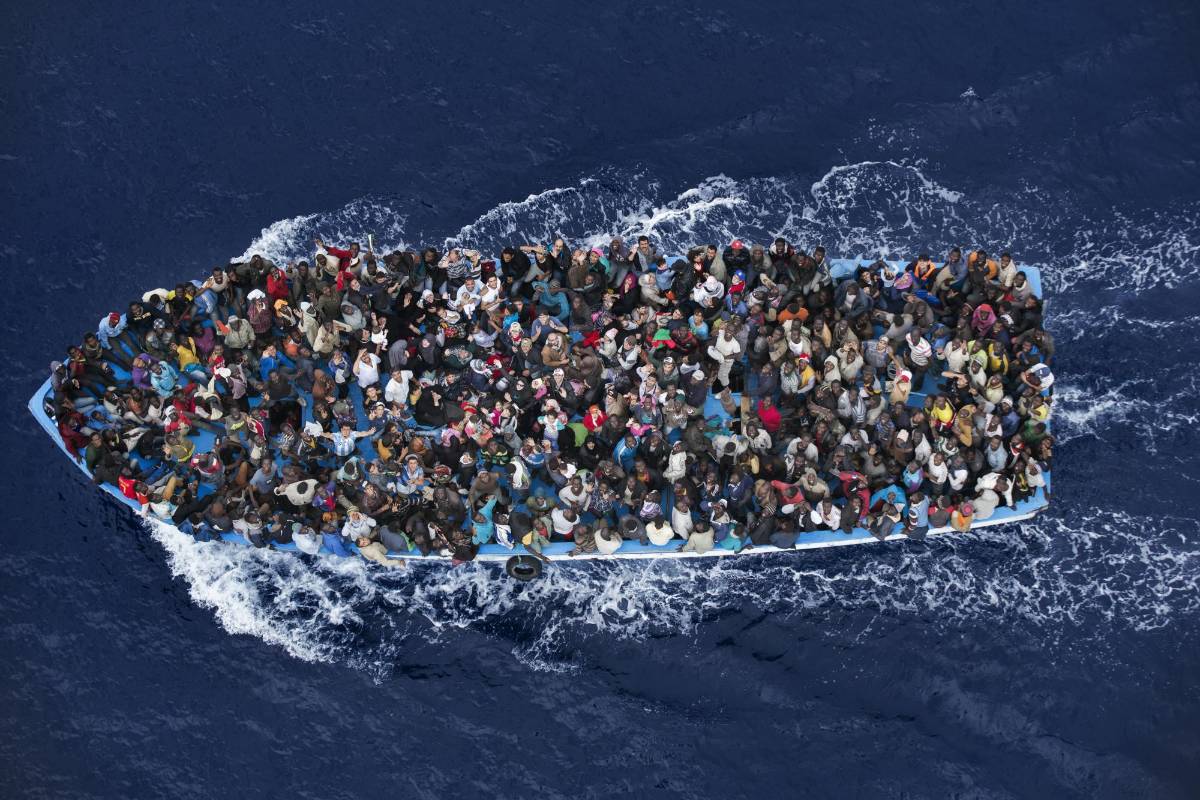 El italiano Massimo Sestini retrató de esta forma el rescate de inmigrantes por una fragata italiana el 7 de junio de 2014, imagen que fue galardonada con el segundo premio en la categoría de noticias generales. FOTO AP