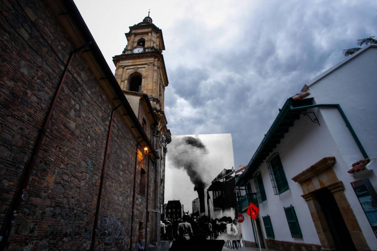 Curiosos y autoridades observan desde la calle 11 con carrera 7 el fuego que empieza a consumir el Palacio. FOTO Mauricio Alvarado- Colprensa