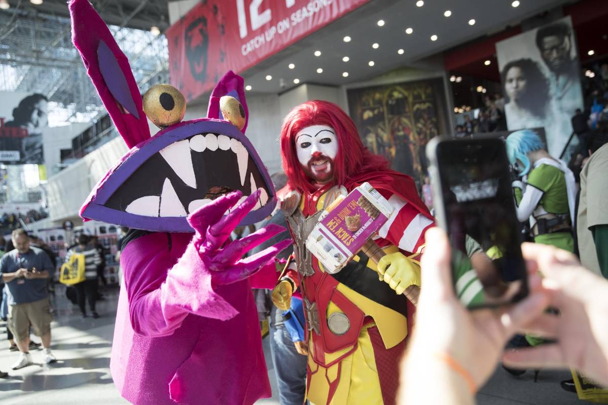 Ickis y McThor posan en la entrada de la Comic Con. FOTO AP
