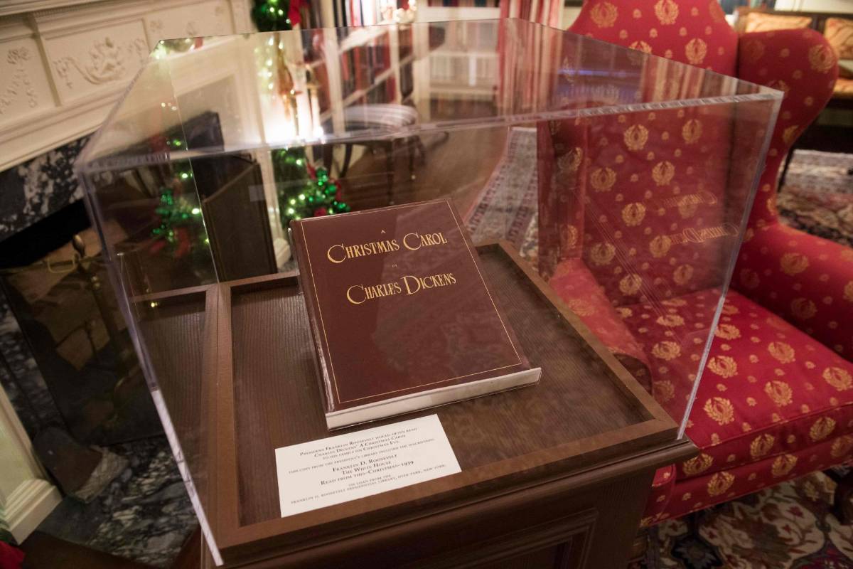 El libro de villancicos de Franklin D. Roosevelt de 1866 decora una de las salas. FOTO AFP