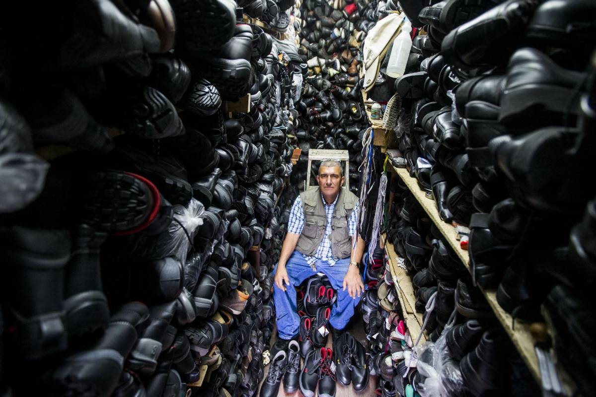 Con más de 1200 pares de zapatos Nicolás Giraldo surte desde hace 48 años en la plaza la Minorista a cada uno de sus clientes. Foto: Julio César Herrera
