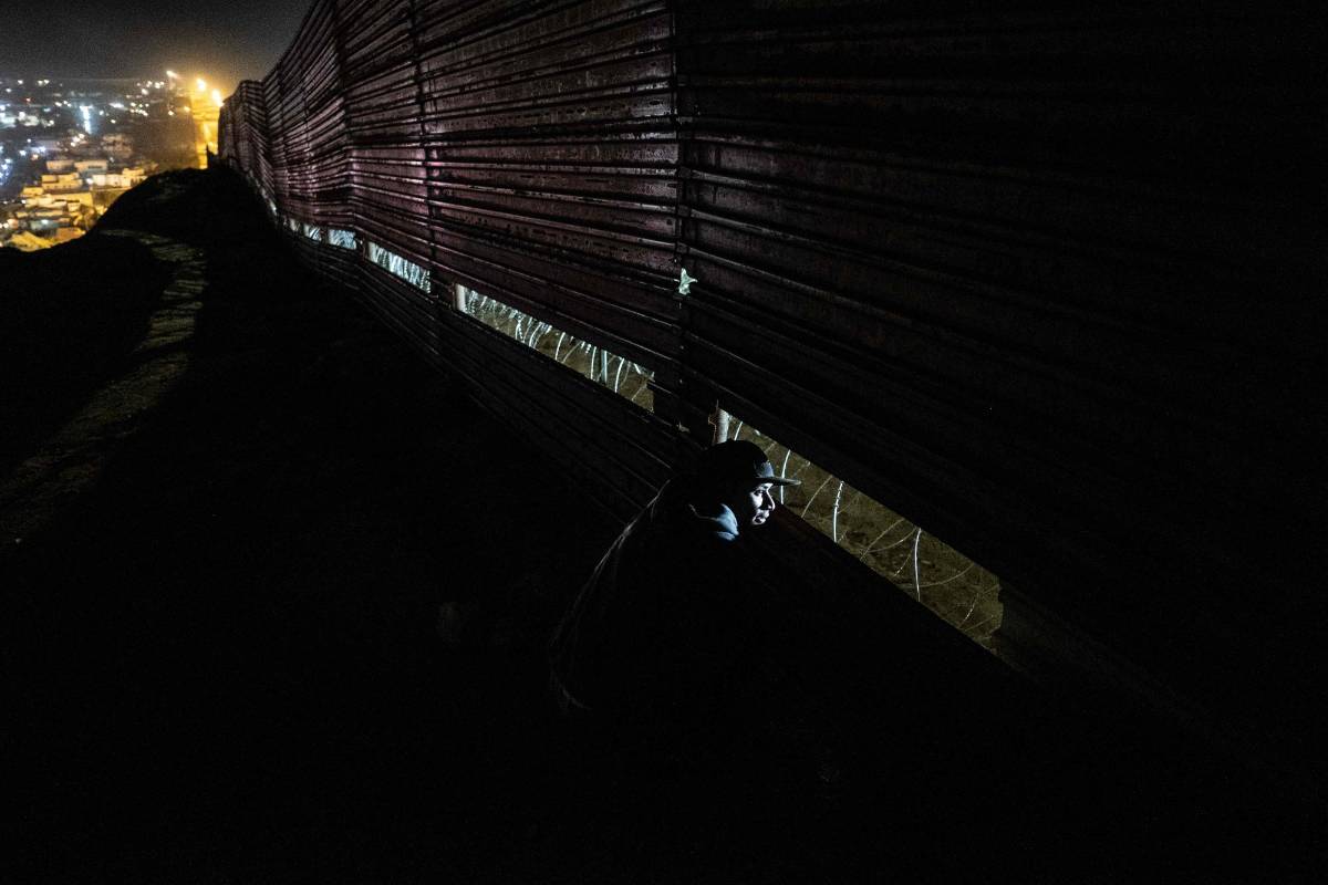 En difíciles condiciones de calor, hambre y deshidratación, los migrantes de Centro y Suramerica tratan de cruzar desde México hacia el norte, bajo el constante asedio de las autoridades norteamericanas que buscan evitar la llegada de estos grupos de familias que no tienen la visa para entrar al país. Foto: AFP