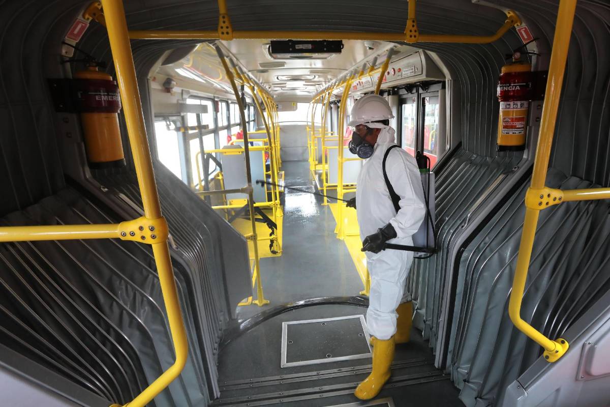 El sistema de transporte masivo Transmilenio aprovechó la coyuntura para hacer desinfección de los buses articulados. FOTO EFE