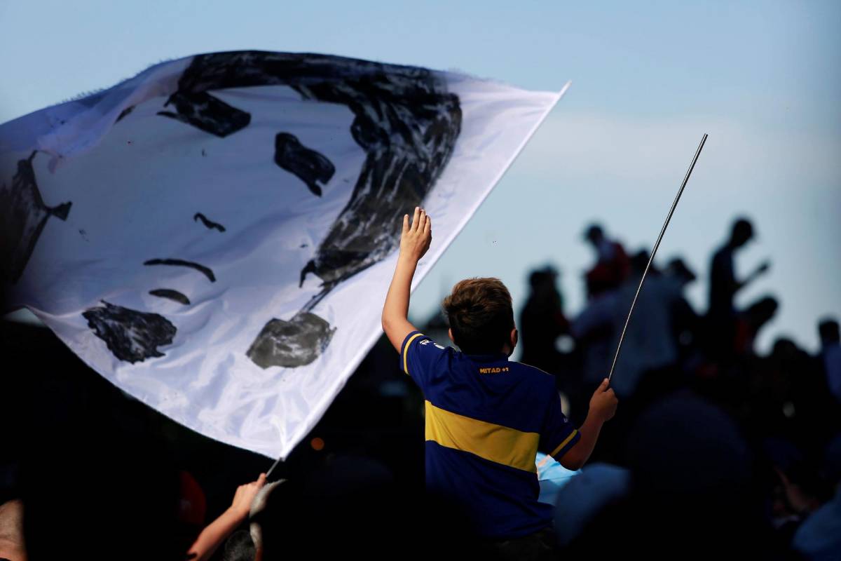 Fanáticos en el mundo le rindieron tributo a la leyenda del fútbol argentino Diego Armando Maradona enterrado en las afueras de Buenos Aires. El cortejo fúnebre recorrió unos 40 km desde la Casa Rosada, sede del Ejecutivo, donde se realizó la velación. Foto: AFP