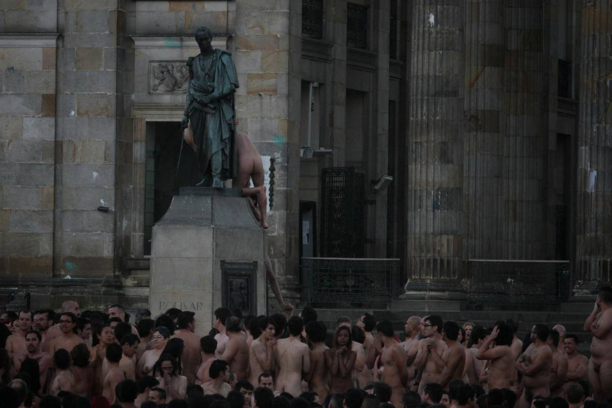 A pesar del frío (8°C), los asistentes, aceptaron el reto del artista y posaron desnudos frente al Palacio de Justicia y al Capitolio Nacional. FOTOS COLPRENSA