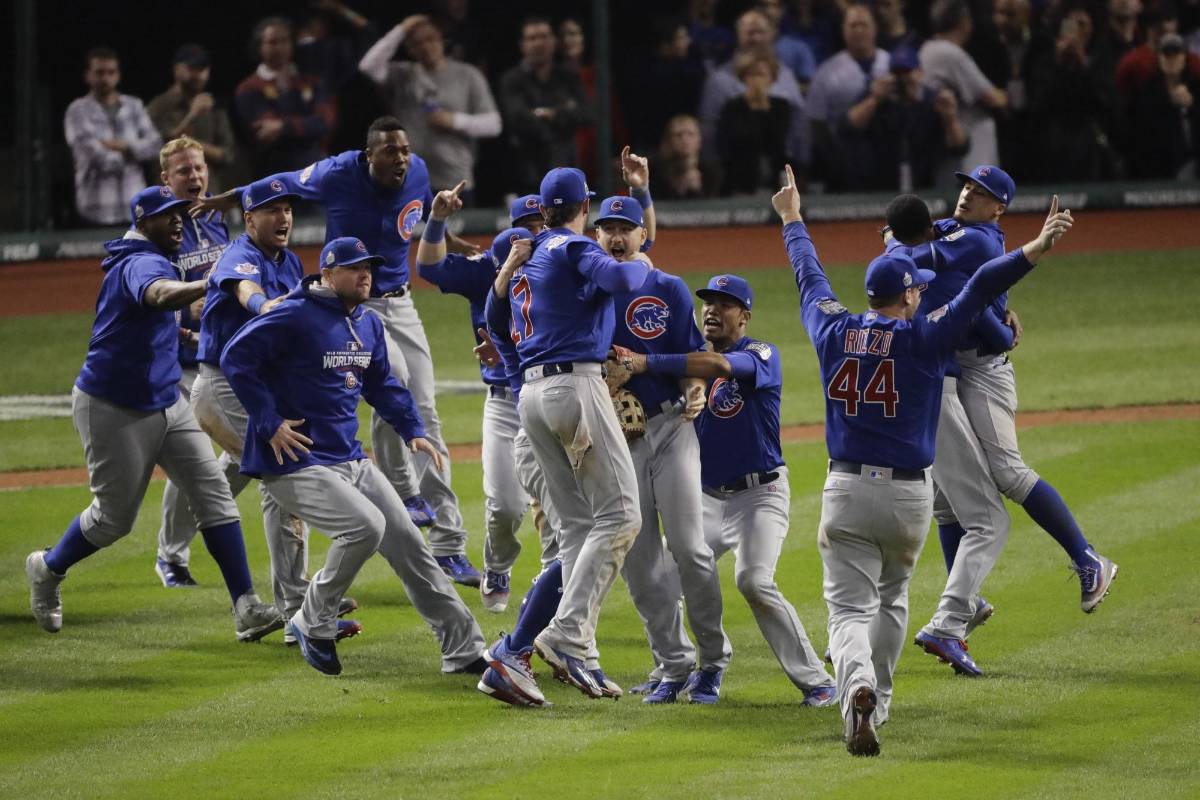 Ciento siete temporadas de corazones rotos para los Cachorros de Chicago llegaron a su punto final al conquistar la corona de la Serie Mundial este miércoles. FOTO AP