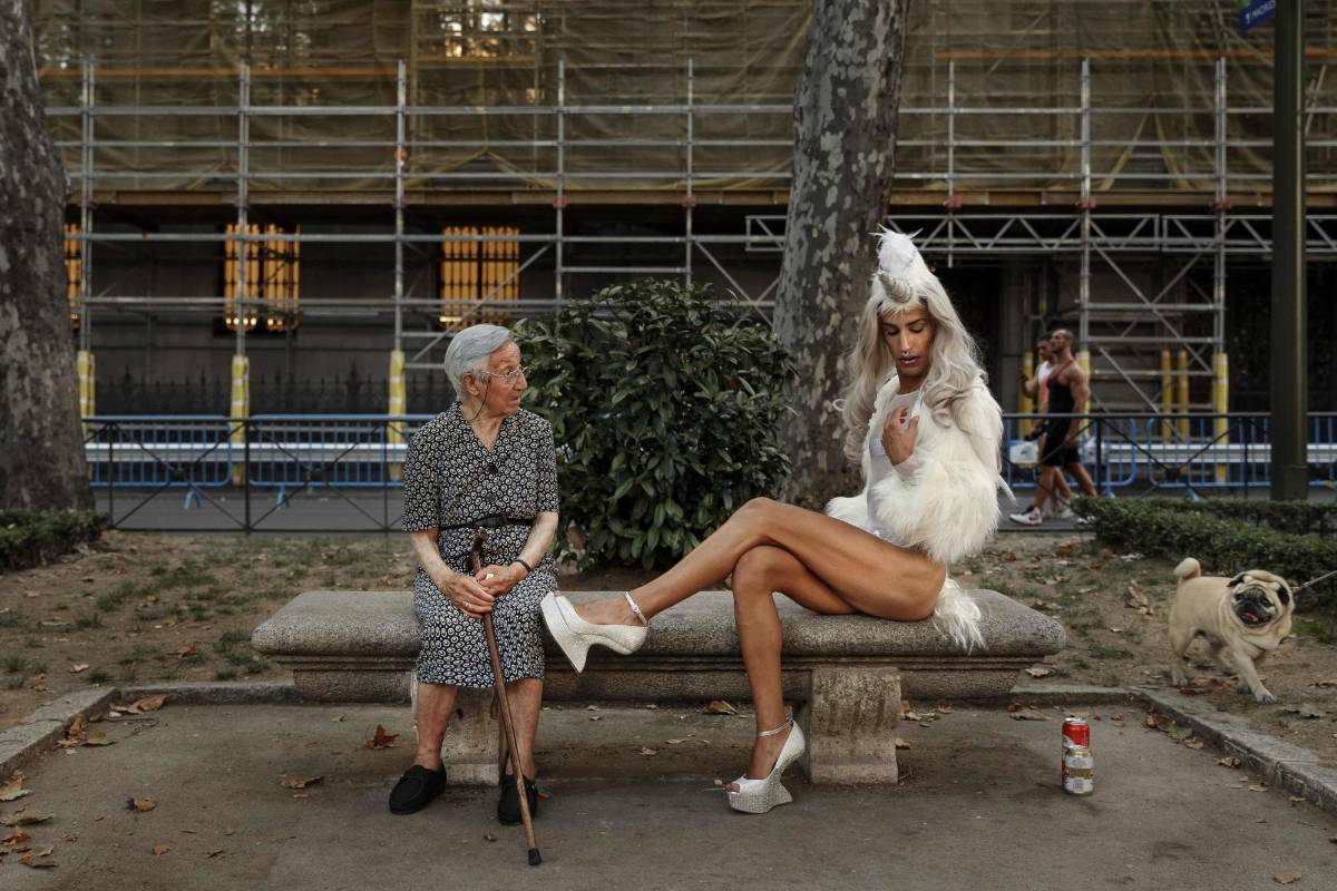 Un transexual posa en un parque público durante el Gay Parade en Madrid, España. FOTO Daniel Ochoa de Olza, AP