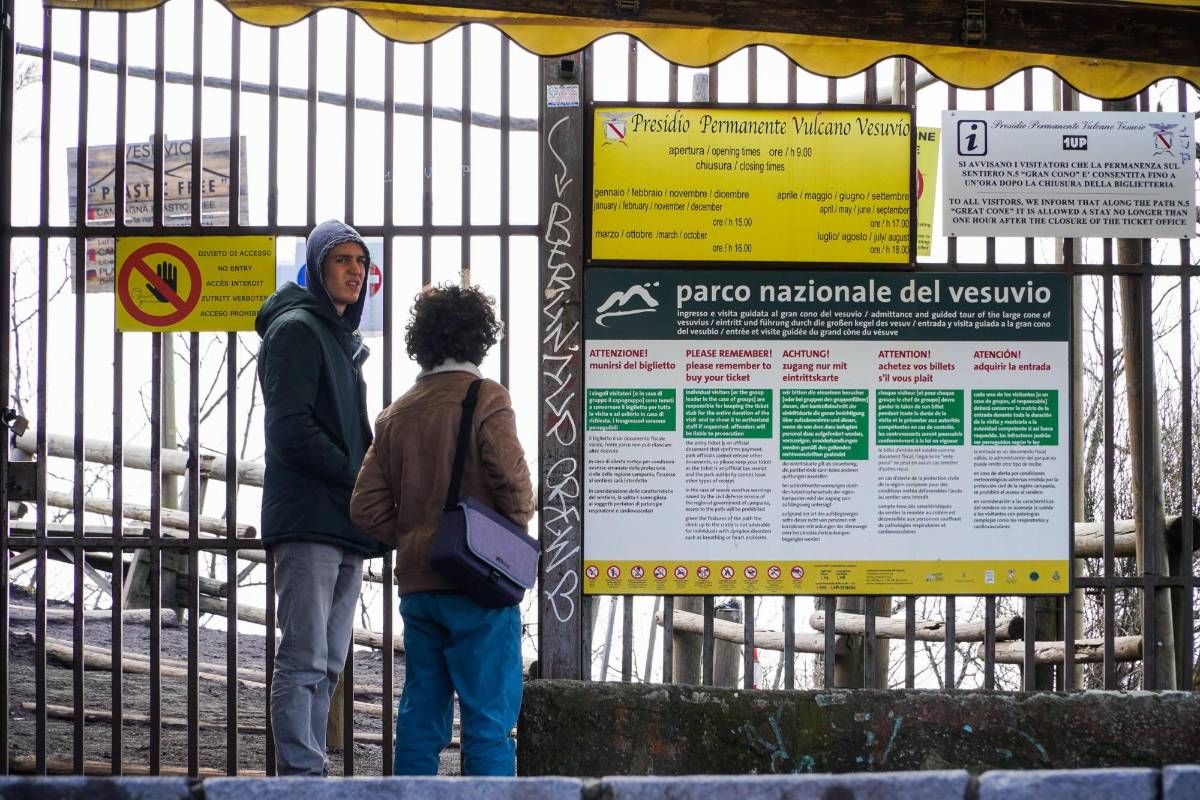El cráter del volcán Vesubio, en la bahía de Nápoles, también fue cerrado al público de forma indefinida. FOTO EFE