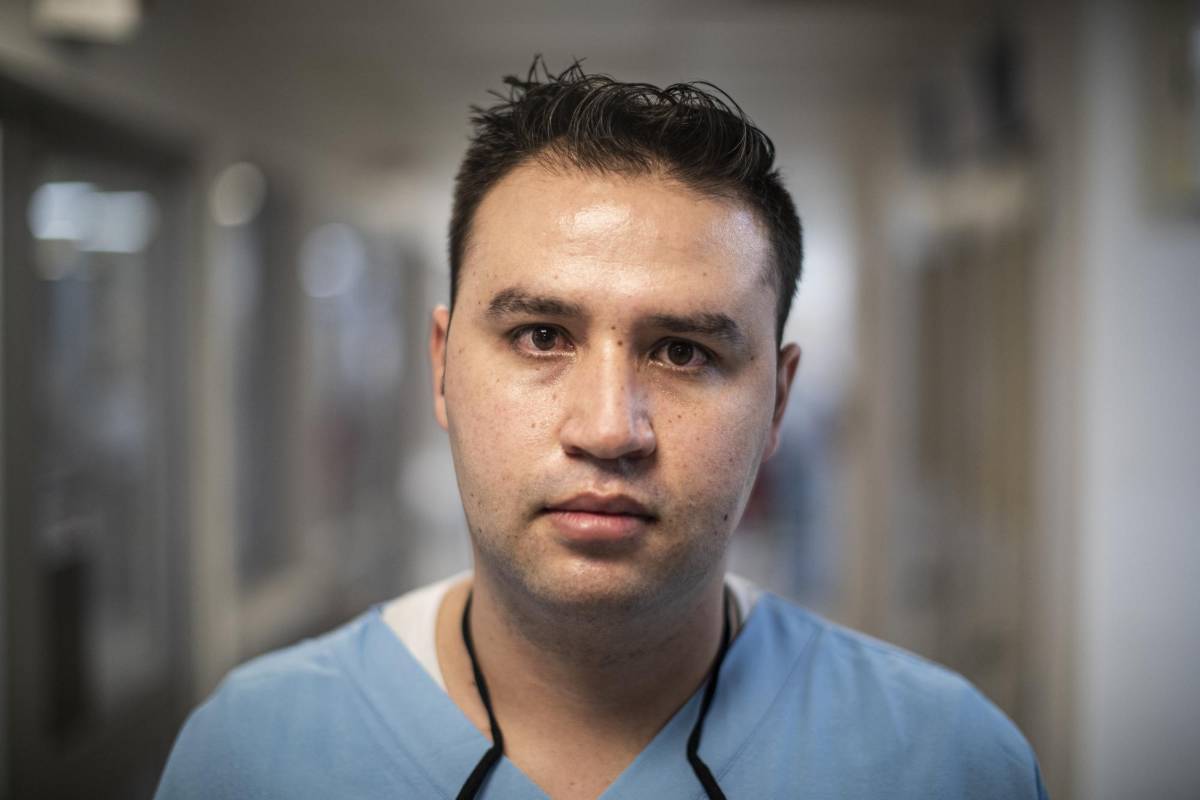 Andrés Felipe Henao López, 31 años, cinco años como ayudante de servicio en la UCI del Hospital Pablo Tobón Uribe. Foto: Esteban Vanegas