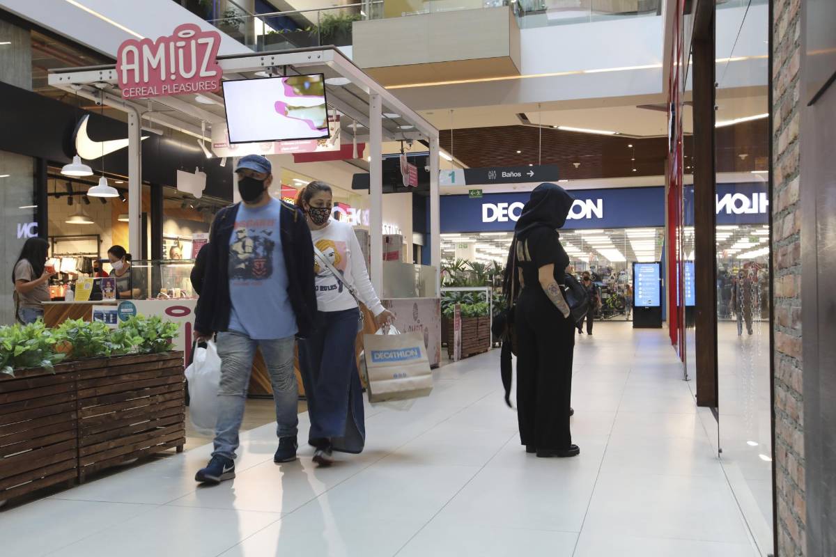 En el Valle del Aburrá continúa gradualmente la ocupación de más del 80 % de los centros comerciales con compradores y usuarios. FOTO EDWIN BUSTAMANTE