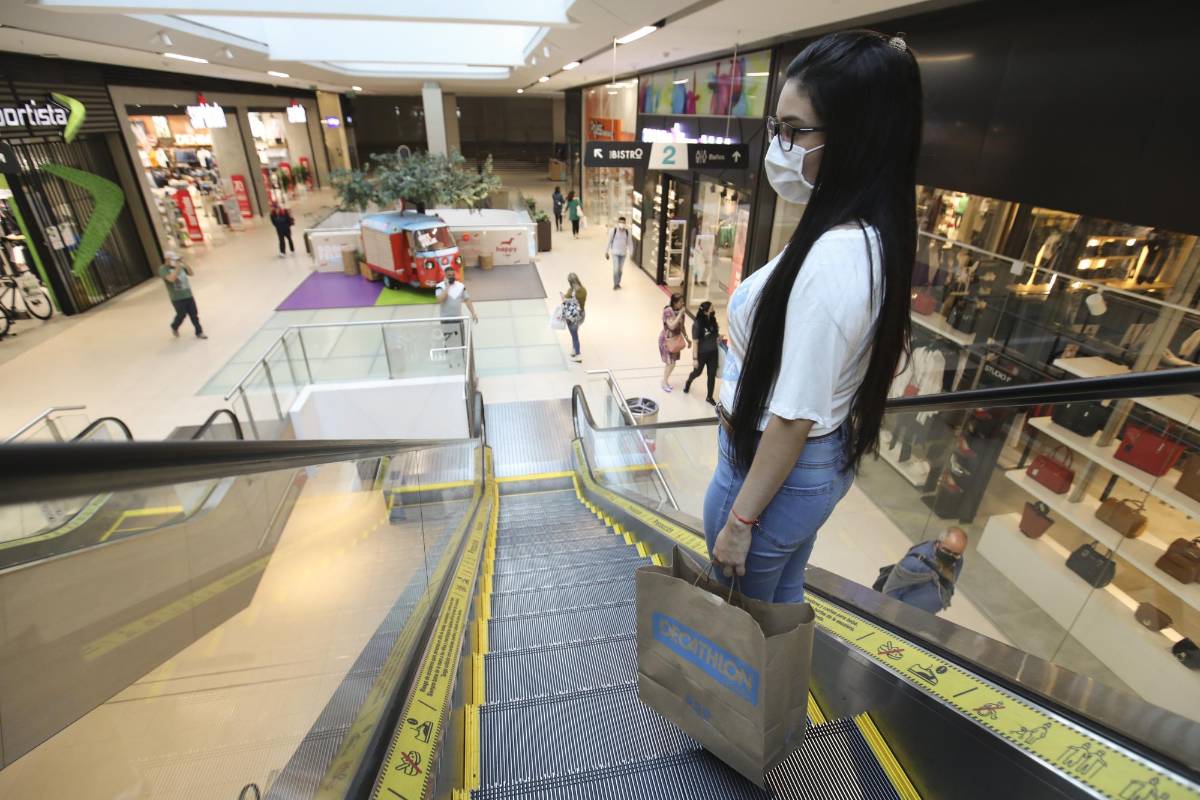 En el Valle del Aburrá continúa gradualmente la ocupación de más del 80 % de los centros comerciales con compradores y usuarios. FOTO EDWIN BUSTAMANTE