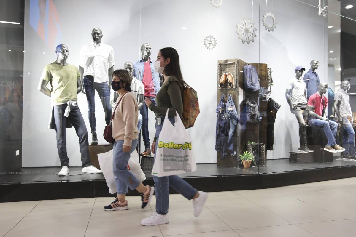 En el Valle del Aburrá continúa gradualmente la ocupación de más del 80 % de los centros comerciales con compradores y usuarios. FOTO EDWIN BUSTAMANTE