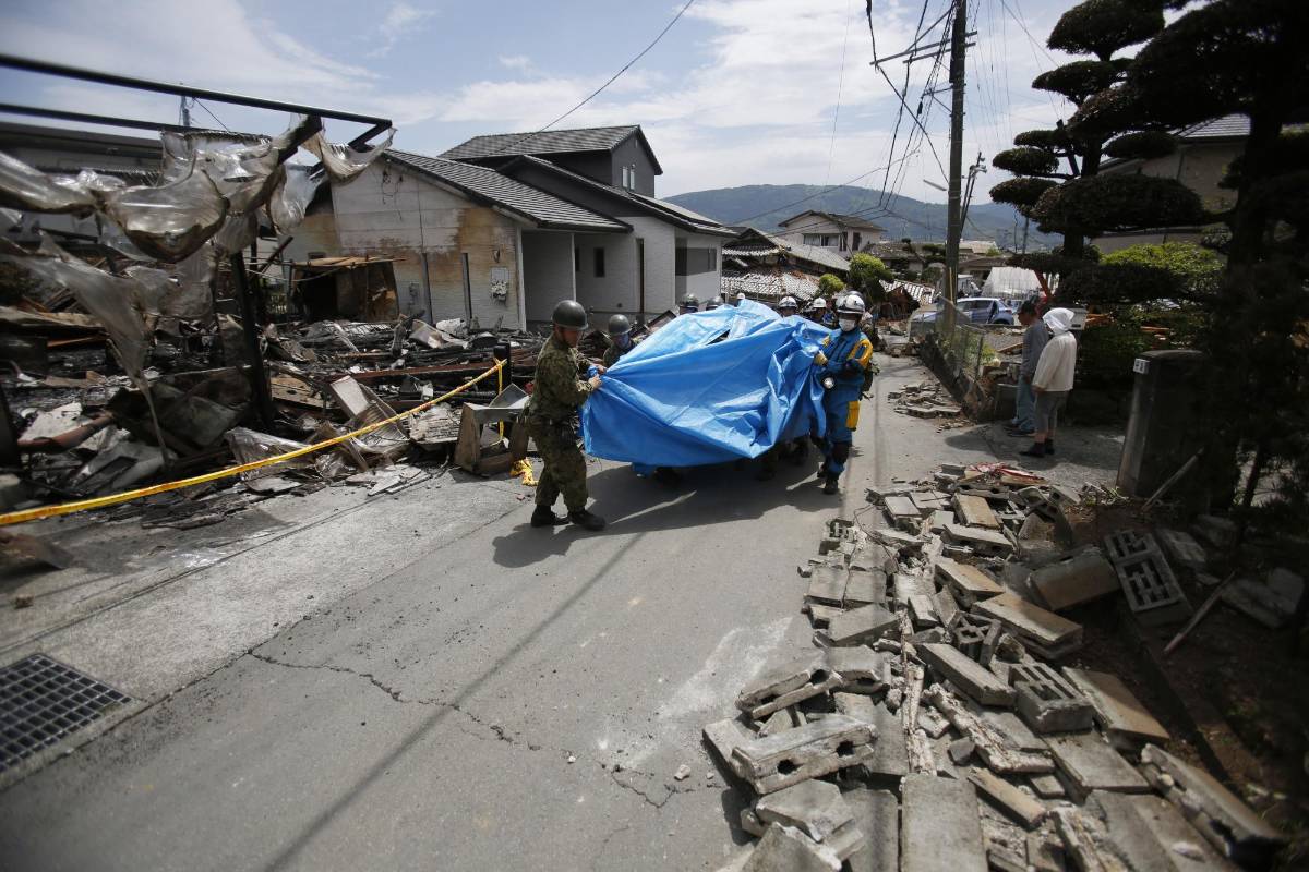El último y más poderoso, con 7,3 grados de magnitud en la escala abierta de Richter, ocurrió en la madrugada de este sábado con epicentro a unos 10 kilómetros de profundidad -relativamente cerca de la superficie- en la costa occidental de la isla de Kyushu, prefectura de Kumamoto.