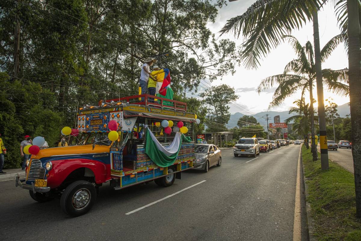 La caravana tuvo como destino el sector de Llanogrande en Rionegro, donde está ubicada la casa del expresidente. Foto: Carlos Velásquez
