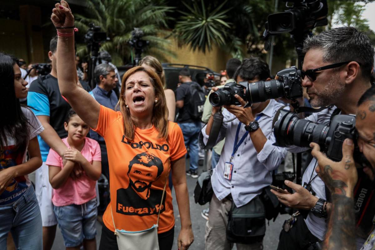 Después de pasar tres años y cinco meses en la prisión militar de Ramo Verde, en las afueras de la capital, López recibió casa por cárcel por parte del Tribunal Supremo de Justicia (TSJ) -acusado de servir al presidente Nicolás Maduro-, que adujo que el dirigente tenía “problemas de salud”. FOTO EFE