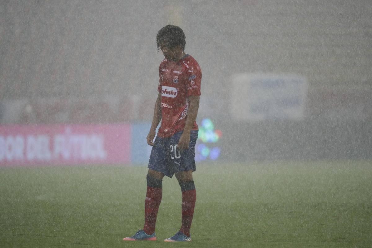 La lluvia, que acompañó durante casi todo el encuentro, se hizo más intensa antes del descanso y, literalmente se convirtió en diluvio. En algunos momentos los jugadores debían de parar el juego. Foto: Manuel Saldarriaga.