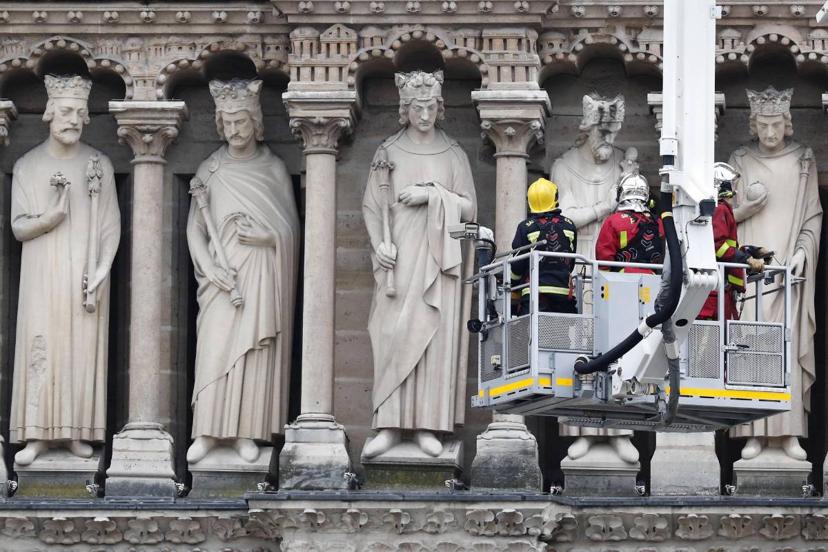 “Anoche un colega mío gritaba: ‘Victor Hugo, por favor, apaga el fuego desde el cielo”, sonríe. “Notre Dame es como la Torre Eiffel, es como mi abuela. Como si el Coliseo de Roma se hubiera quemado. Tenía que venir”. FOTO EFE