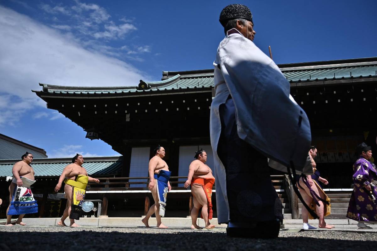  Los mejores luchadores de Sumo participaron en un evento anual de un día. Exposición para miles de espectadores en el recinto del santuario. Foto: CHARLY TRIBALLEAU AFP 