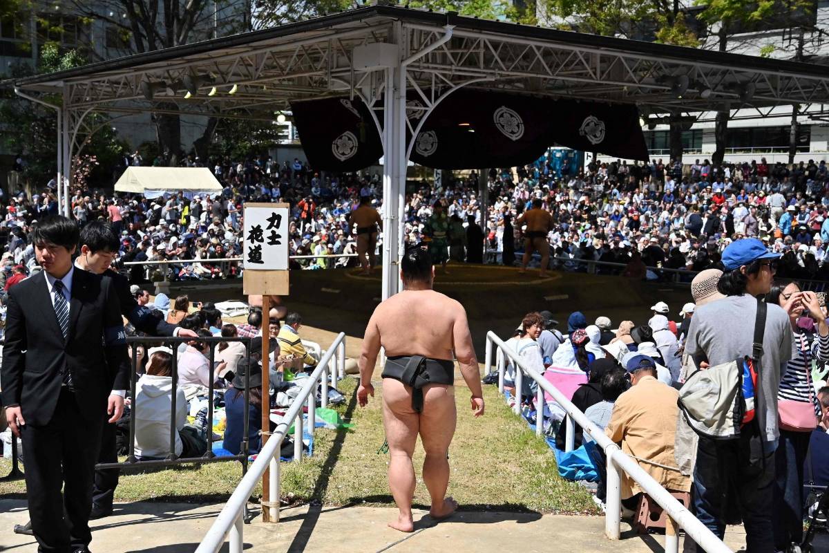  Los mejores luchadores de Sumo participaron en una exposición anual de un día para miles de espectadores dentro de los recintos del santuario. Foto: CHARLY TRIBALLEAU / AFP