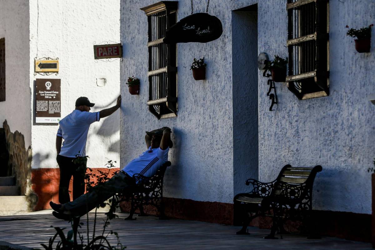 Sus calles empedradas pero transitables, la uniformidad, al parecer más espontánea que pactada, de sus casitas blancas con ventanas, puertas y balcones rojos, y flores por doquier, convierten este destino en algo único en nuestro país. Foto: Julio César Herrera.