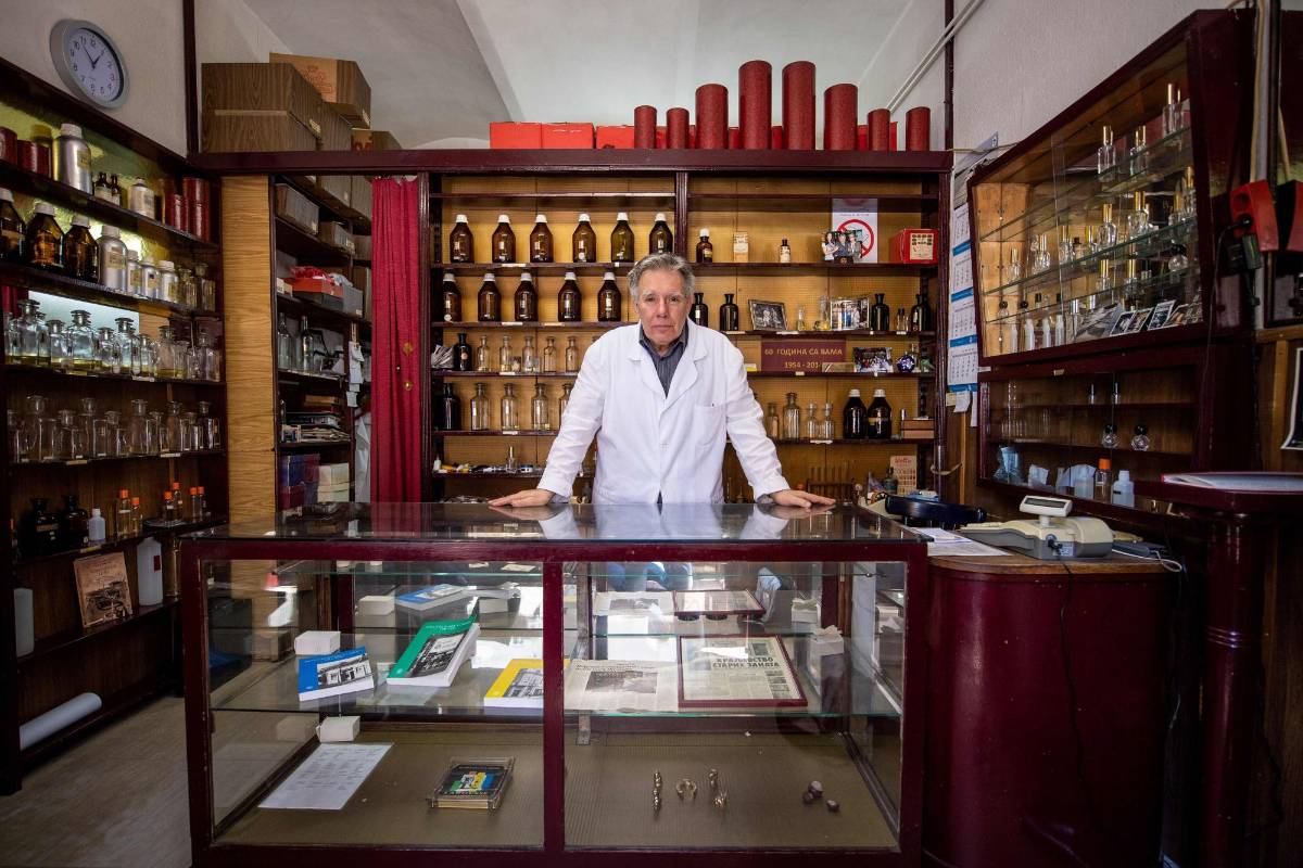 Nenan Jovanov en su perfumería de 64 años en Belgrado, Serbia. FOTO: ANDREJ ISAKOVIC; AFP