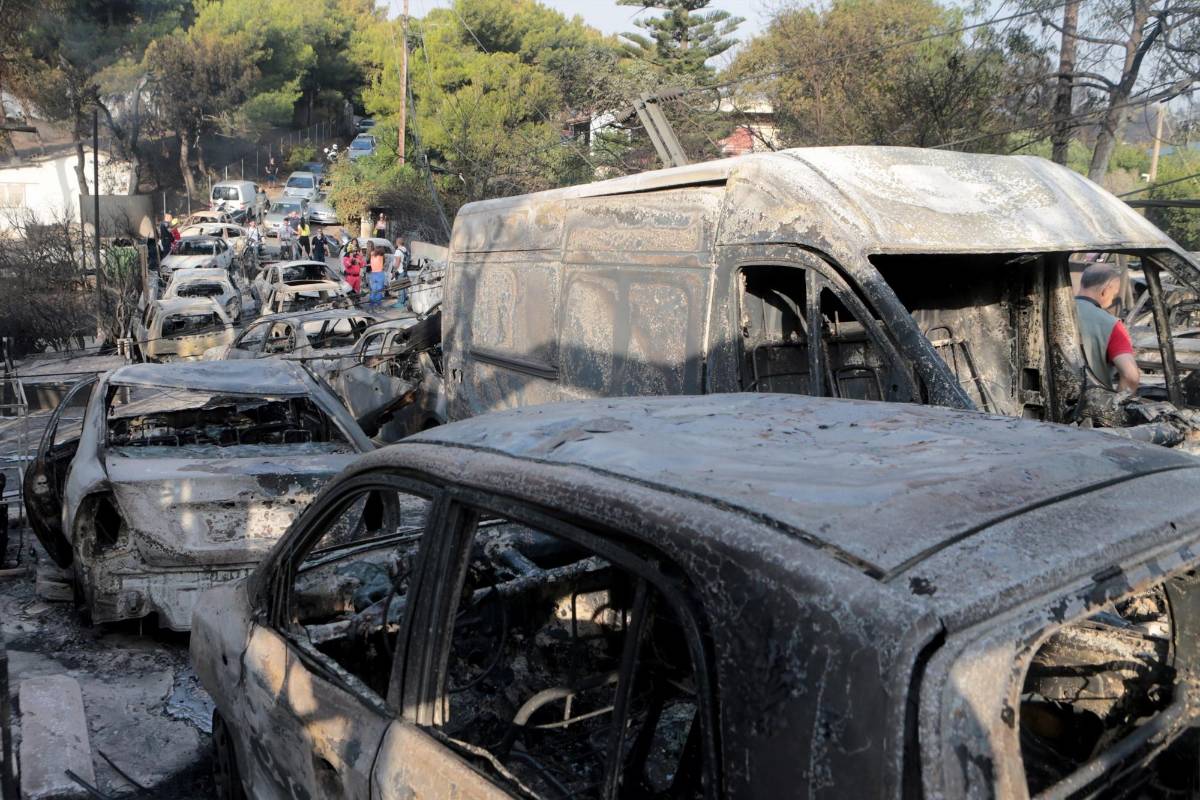 Una de las calles de Argyra Akti después del incendio. FOTO EFE