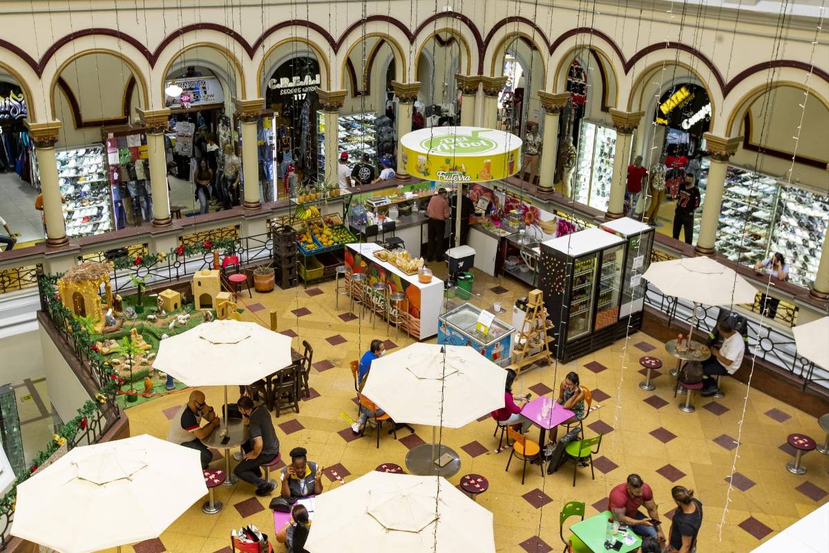 La venta de electrodomésticos, computadores y equipos de comunicaciones deberá realizarse en su totalidad de manera virtual con el fin de evitar posibles aglomeraciones en los establecimientos comerciales que generen contagios de covid-19. Foto: Jaime Pérez.