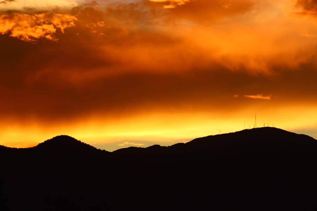 Atardeceres registrados en Medellín entre julio de 2014 y febrero de 2015. FOTO Darío Morales