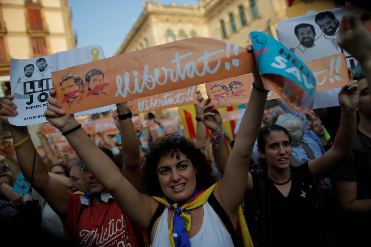 Miles de catalanes que están de acuerdo con la independencia salieron a celebrar al centro de Barcelona. FOTO REUTERS