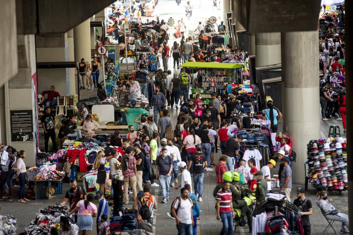 Los comercios formales e informales se preparan para un incremento mayor de las ventas. Preocupan, sin embargo, las aglomeraciones, el mal uso del tapabocas y el poco distanciamiento. Foto: Camilo Suárez